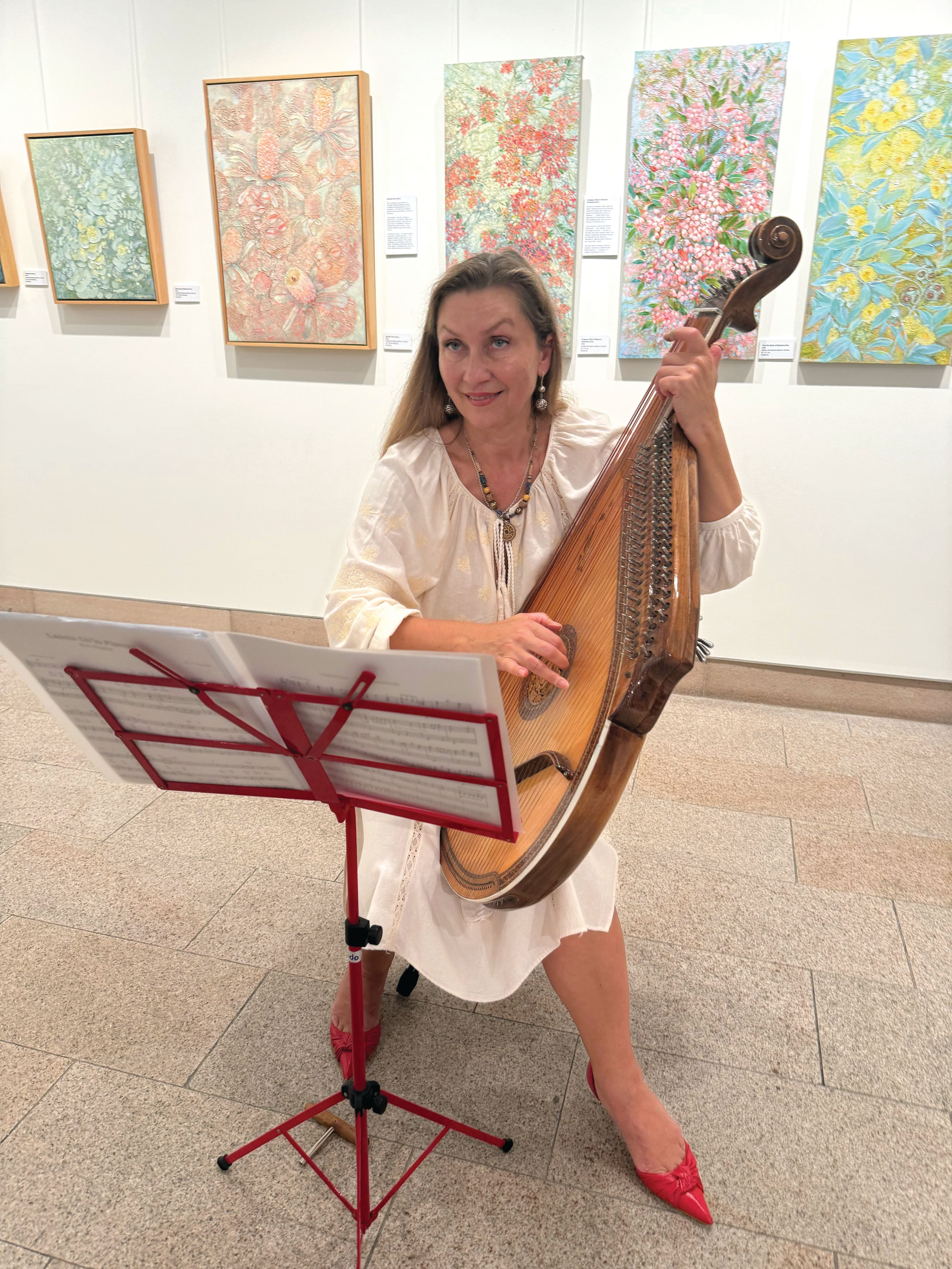 Larissa Kovalchuk playing bandura